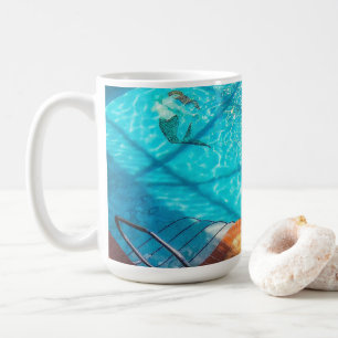 Sjöjungfru i Swimming Bassäng Kaffemugg