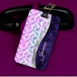 Sjöjungfru lila silver faux glitter monogram bagagebricka<br><div class="desc">Söt chic och elegant sjöjungfru gigly skin iridescent faux glitter i rosa lila silver för att färg ett sött unikt gigantiskt skapat för att skydda din enhet. Vacker, modern och coola täckning för den trendviga och konsthundande höftledaren. Den här snyggten skulle vara underbar för flickor som har sparka trendig. Visa...</div>