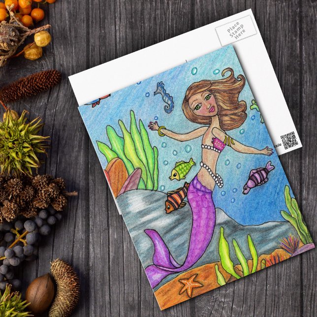 Sjöjungfru med fiskvykort vykort (Pretty pink mermaid by rocks with fish in ocean on postcard.)