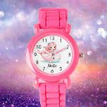 Sjöjungfru rosa flicka namn under vatten armbandsur<br><div class="desc">Ge din lilla vän glädjen att tala med personlig flickors klocka. Den här klockan är lika spännande som praktisk. Den har en snygg design av en söt sjöjungfru som simmar med en vänlig val på en skarp vit bakgrund. Charming Design: En söt sjöjungfru flicka som simmar med en lekfull val...</div>
