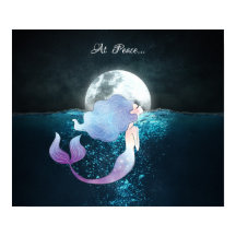 Sjöjungfru som simmar i fred under hela månen