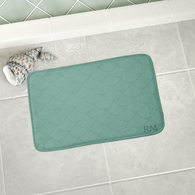 Sjöjungfru Svan skalor Mönster Monogram Grönt Badrumsmatta (A green mermaid scales pattern bath mat with space for your initials. Available in 3 sizes S, M & L)