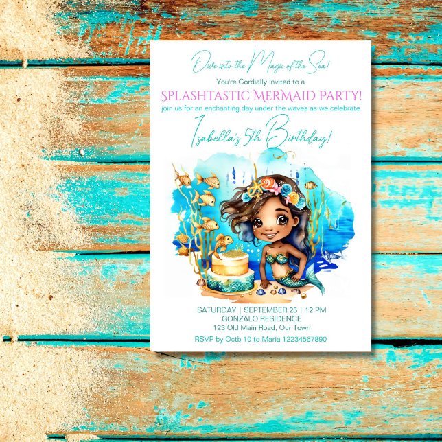 Sjöjungfru under havets bruna skinn, söt flicka pa inbjudningar (Mermaid under the sea template invitation digital cute brown skin mermaid on a sea bed gold fish)