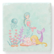 Sjöjungfruar och maneter under havsvattnets färg