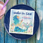 Sjöjungfrudrink Tropical Strand Möhippa Pappersservett<br><div class="desc">Sjöjungfru tema möhippa servetter visar en sjöjungfru under havet,  liggande i havet med en tropisk drink,  omgiven av ett korallrev,  fisk och sjöstjärnor. Perfekt för strand,  nautiska och kusttema fester. Konst av KL Stock</div>