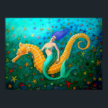 Sjöjungfruns Ride-Magic Seahorse Poster<br><div class="desc">En omsorgsfull sjöjungfru rider hennes vild sjövägen i ett magiskt hav av klarstjärnfisk i den här surrealistiska fantasykonsmålningen. Reproducerad från den ursprungliga sjöjungfrun av Sue Halstenberg. ***Du kan ändra STORLEKAR,  PAPPERT,  LÄGG TILL ETT RAM,  MATTERA ELLER KÖPA SOM EN PLATTUTSKRIFT***</div>