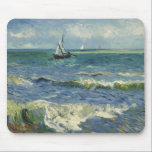 Sjölandskapet Van Gogh i Saintes Maries de la Mer Musmatta<br><div class="desc">Sjölandskapet i Saintes Maries de la Mer av Vincent van Gogh är en vintage bra post impressionism nautisk målning med segelbåtar på havet med försiktigt vinkar.
Om konstnären: Vincent Willem van Gogh var en Post-Impressionistisk målare vars verk var mest framträdande för dess skönhet,  känslomässiga ärlighet och djärva färg.</div>