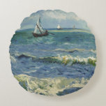 Sjölandskapet Van Gogh i Saintes Maries de la Mer Rund Kudde<br><div class="desc">Sjölandskapet i Saintes Maries de la Mer av Vincent van Gogh är en vintage bra post impressionism nautisk målning med segelbåtar på havet med försiktigt vinkar. Om konstnären: Vincent Willem van Gogh var en postimperialistisk målare vars verk var mest framträdande för dess skönhet,  känslomässiga ärlighet och djärva färg.</div>