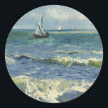 Sjölandskapet Van Gogh i Saintes Maries de la Mer Runt Klistermärke<br><div class="desc">Sjölandskapet i Saintes Maries de la Mer av Vincent van Gogh är en vintage bra post impressionism nautisk målning med segelbåtar på havet med försiktigt vinkar. Om konstnären: Vincent Willem van Gogh var en postimperialistisk målare vars verk var mest framträdande för dess skönhet,  känslomässiga ärlighet och djärva färg.</div>