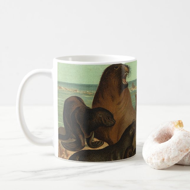 Sjölejon på stranden, gammaldags marint liv djur kaffemugg (Med munk)