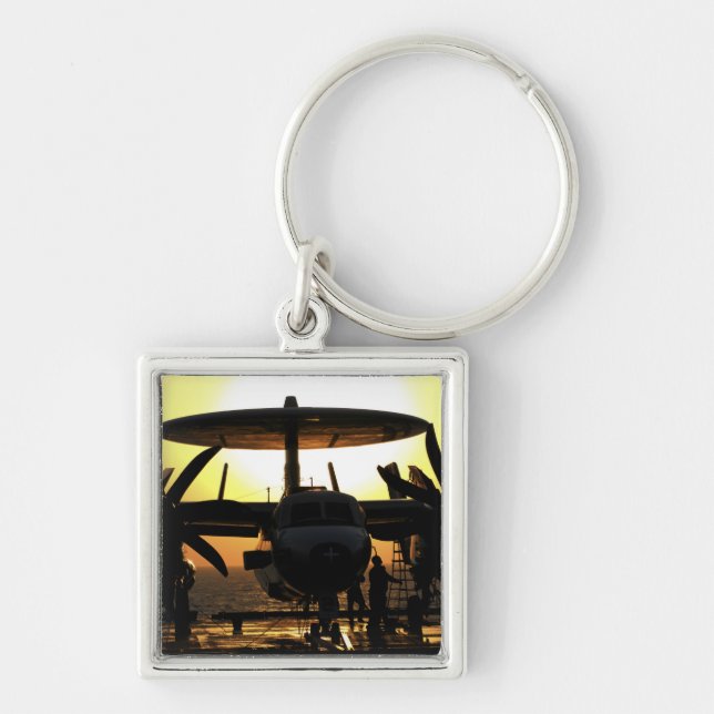Sjömän arbetar med ett E-2C Hawkeye-flygplan Fyrkantig Silverfärgad Nyckelring (Framsidan)