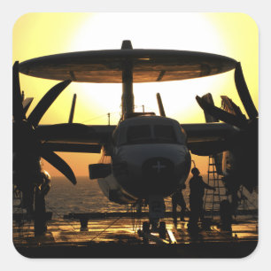 Sjömän arbetar med ett E-2C Hawkeye-flygplan Fyrkantigt Klistermärke