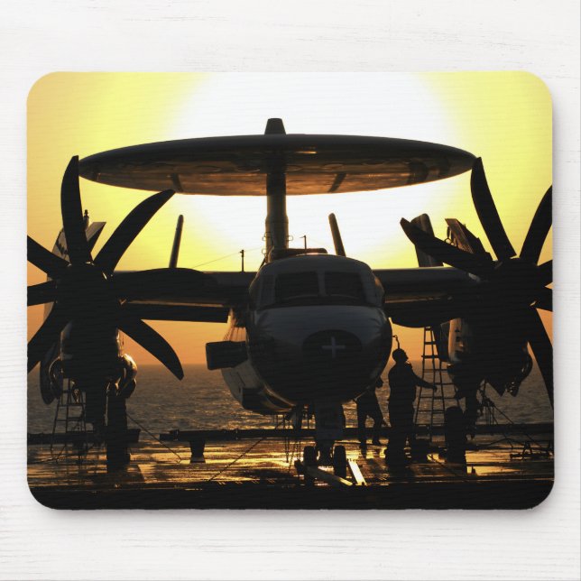 Sjömän arbetar med ett E-2C Hawkeye-flygplan Musmatta (Framsidan)
