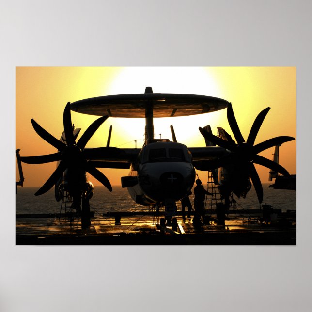 Sjömän arbetar med ett E-2C Hawkeye-flygplan Poster (Framsidan)