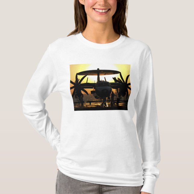 Sjömän arbetar med ett E-2C Hawkeye-flygplan T-shirt (Framsida)