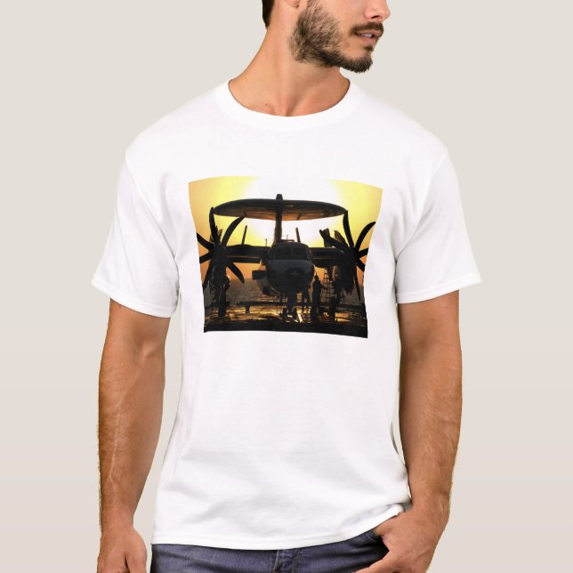 Sjömän arbetar med ett E-2C Hawkeye-flygplan Tee Shirt (Framsida)
