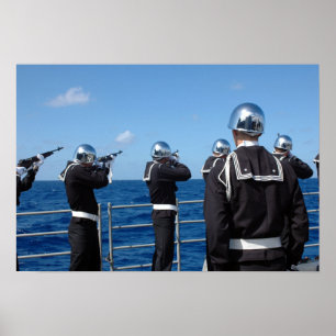 Sjömän avfyrar en vapenhonnör under ense poster