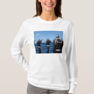 Sjömän avfyrar en vapenhonnör under ense t-shirt