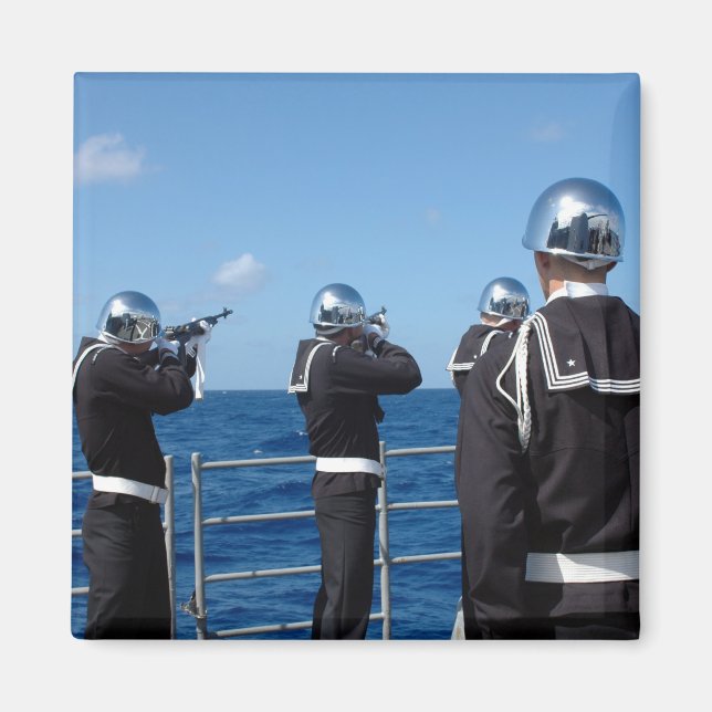 Sjömän avfyrar en vapensalut under en nedgrävning magnet (Framsidan)