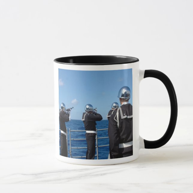 Sjömän avfyrar en vapensalut under en nedgrävning mugg (Höger)