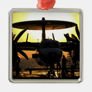 Sjömanarbete på ett flygplan för E-2C Hawkeye Julgransprydnad Metall