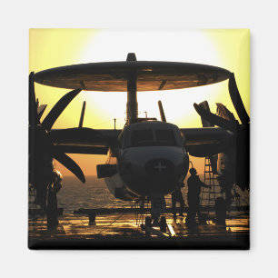 Sjömanarbete på ett flygplan för E-2C Hawkeye Magnet