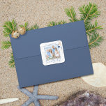 Sjömansfoto och Hälsning sjömansskyddshölje Fyrkantigt Klistermärke<br><div class="desc">Sjö och Hälsning Nautical Seashell Wood Foto Stickers med havsblått och sandig snäcka prydnadsföremål hängande från segeljute på kustskiftträ med elegant typografi. Lägg till foto och namn för en roligt nautisk helgdag som är perfekt för alla dina gåvor och paket. Kontakta oss på cedarandstring@gmail.com om du behöver hjälp med designen...</div>