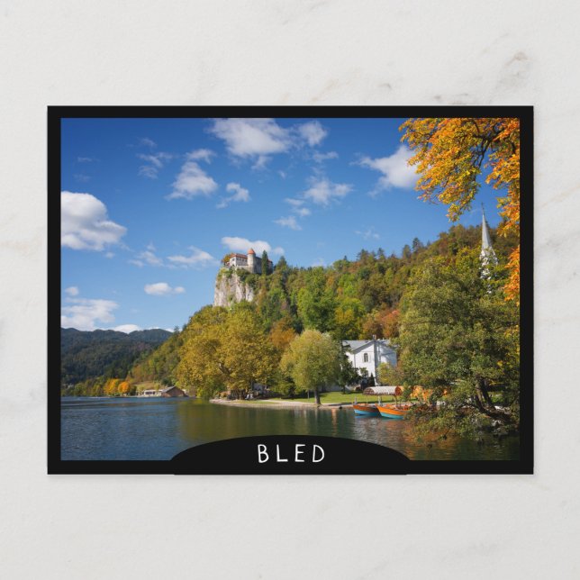 Sjön Bled med träd i höstfärger i Slovenien Vykort (Framsida)