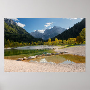 Sjön Jasna i de slovenska alperna på hösten Poster