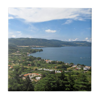 Sjön panorama- Bracciano beskådar Kakelplatta