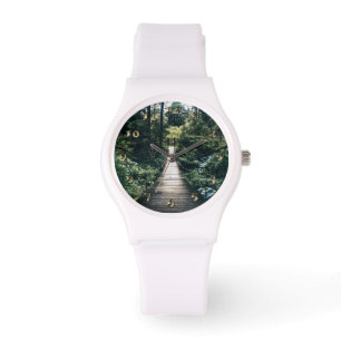 Sjöpromenad genom skogen armbandsur
