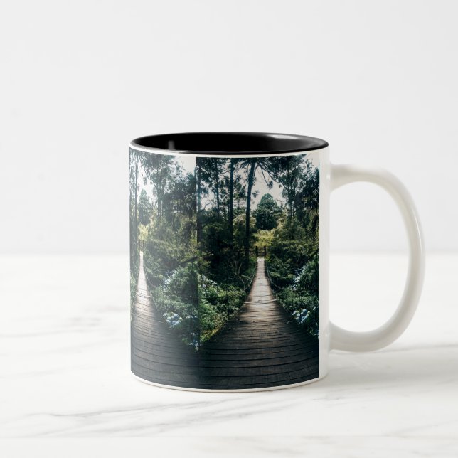 Sjöpromenad genom skogen Två-Tonad mugg (Höger)