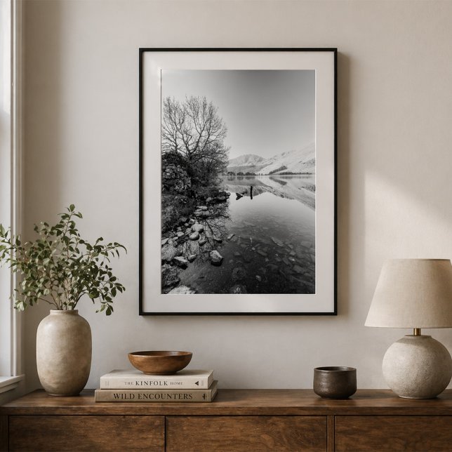 Sjöreflekterande landskap med berg poster (Skapare uppladdad)