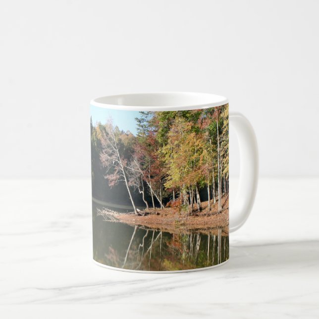 Sjöreflektion av orange höstlöv och blå himmel kaffemugg (Framsida höger)