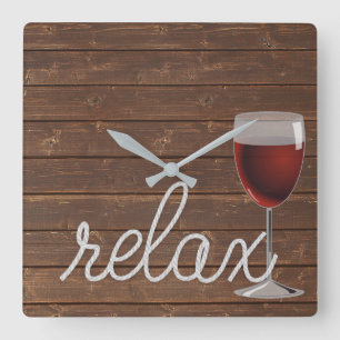 Sjörep på trä med vin och koppla av text fyrkantig klocka