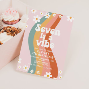Sju är en Vibe groovy daisy regnbåge 7:e födelseda Inbjudningar