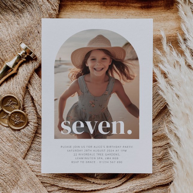 Sju Arched Photo Birthday Inbjudningar (Seven Arched Photo First Birthday Invitation)