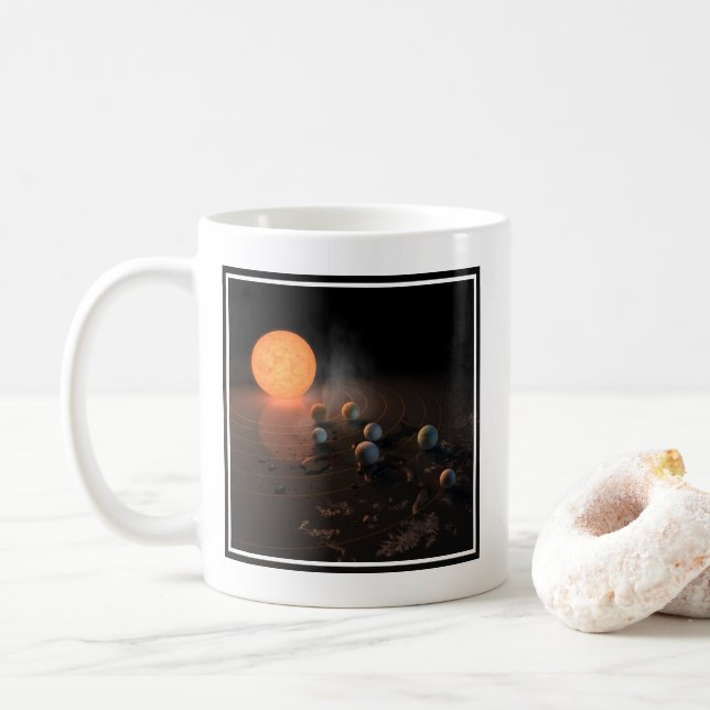 Sju planeter i omloppsbana runt stjärnan. kaffemugg (Med munk)