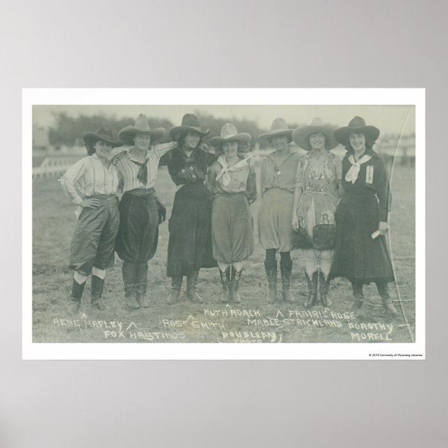 Sju rodeo cowgirl som ger ett foto. poster (Framsidan)