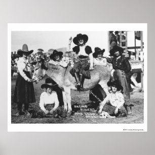 Sju rodeo cowgirl som skämtar med en åsna poster
