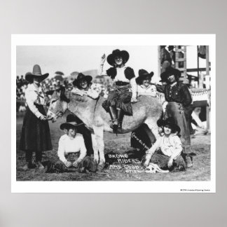Sju rodeo cowgirl som skämtar med en åsna poster