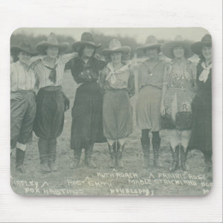 Sju rodeocowgirls som poserar för ett fotografi musmatta