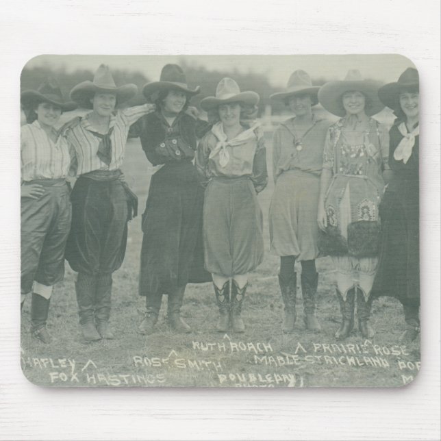Sju rodeocowgirls som poserar för ett fotografi musmatta (Framsidan)
