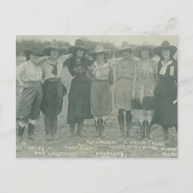Sju rodeocowgirls som poserar för ett fotografi vykort (Framsida)