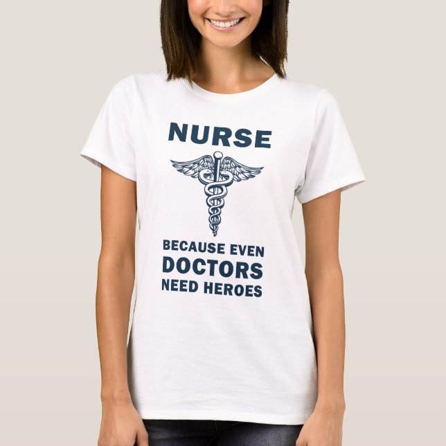 Sjuk för att även Läkare behöver hjältar, Nurse T Shirt (Framsida)