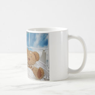 sjuk nalle i sängen kaffemugg