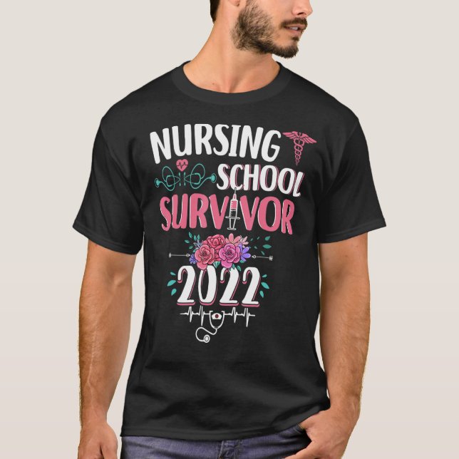 Sjukskolan Survivor 2022 Nurse Studenten Stud T Shirt (Framsida)