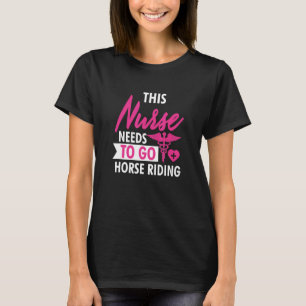 Sjuksköterska behöver rida på hästar Roliga sjuksk T Shirt