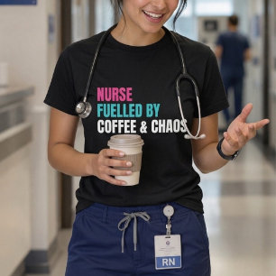 Sjuksköterska Driven av Kaffe Kaos Roligt Citat T Shirt