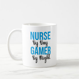 Sjuksköterska efter dagspelare efter natt kaffemugg